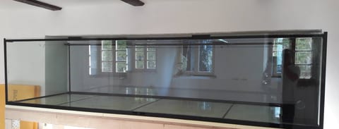 Neu gebautes, noch leeres Großaquarium nach Maß
